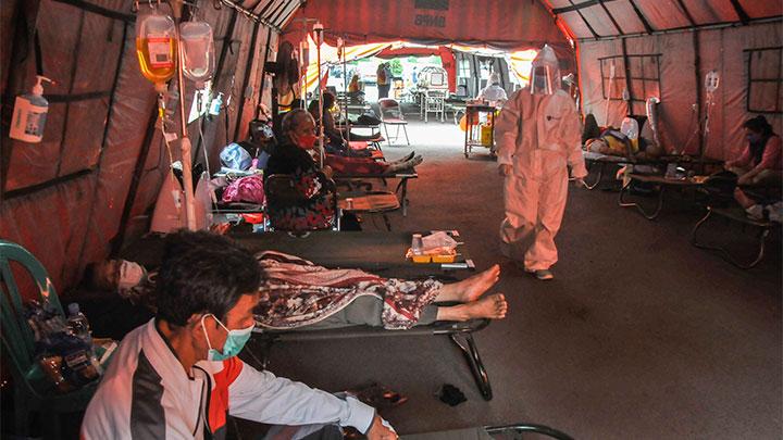 Sejumlah pasien beristirahat di ruang Instalasi Gawat Darurat tambahan di RSUD Bekasi, Jawa Barat, Rabu, (23/6/2021). Pemerintah setempat mendirikan tenda untuk ruang IGD yang dapat menampung 30 pasien. (Foto: Antara).