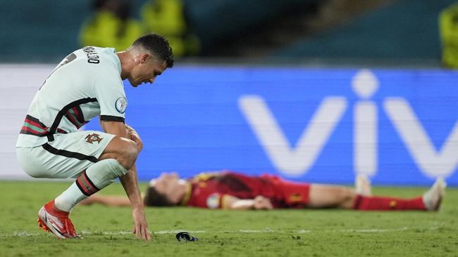 Cristiano Ronaldo membuang ban kapten usai Portugal disingkirkan Belgia di Euro 2020. (Pool via REUTERS/THANASSIS STAVRAKIS)