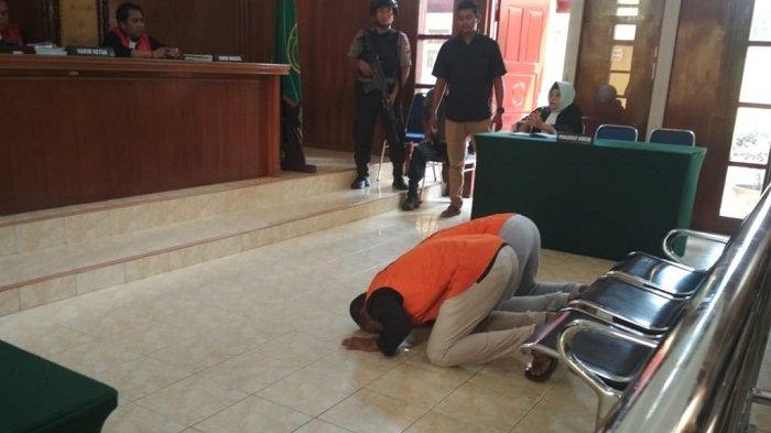 2 dari 8 terdakwa kasus narkoba di Aceh sujud syukur usai lolos dari vonis hukuman mati (Tribunnews)