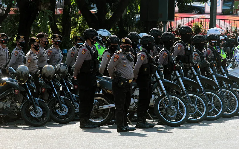 Pemerintah pusat akan menerapkan kebijakan PPKM Darurat mulai besok, yakni 3 sampai 20 Juli 2021 di Pulau Jawa dan Bali. Kebijakan tersebut diambil menyusul terjadinya lonjakan kasus Covid-19. Sebanyak 53 ribu personel lebih TNI/Polri disiagakan untuk mengawal dan mengamankan pemberlakuan pembatasan kegiatan masyarakat (PPKM) darurat. Robinsar Nainggolan