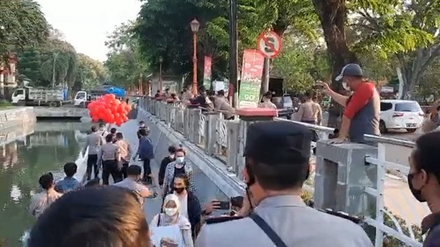 BEM Semarang Raya Rencana terbangkan balon dalam pekan perlawanan di halau polisi (Kumparan)