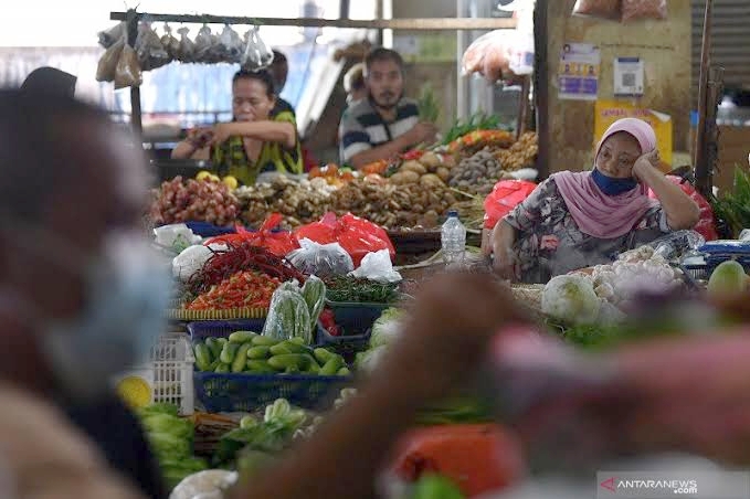 ILUSTRASI: Para pedagang menunggu calon pembeli di Pasar Minggu, Jakarta Selatan, Selasa (1/12/2020). (Foto: Antara).