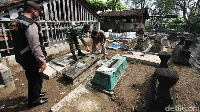 Perbaikan sejumlah makam di TPU Cemoro Kembar, Solo, yang dirusak sejumlah anak. (Foto: Agung Mardika/detikcom)