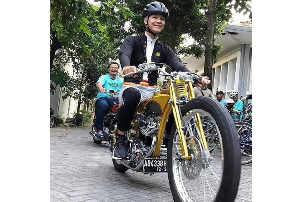 Ganjar Makan di Pinggir Jalan-Naik Motor Custom, Tiru Jokowi Nyapres? (Sindo).
