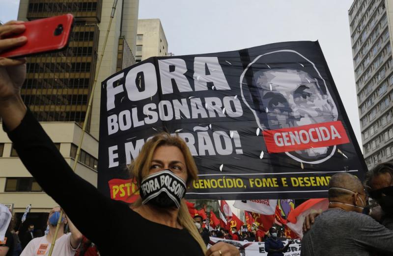 Rakyat Brasil turun ke Jalan desak Presiden Bolsonaro munbdur akibat gagal tangai pandemi (Reuters)