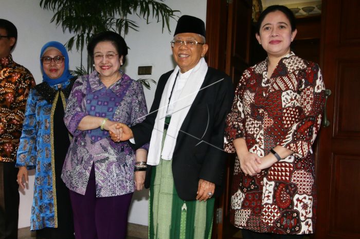 Ketua Umum PDI Perjuangan Megawati Soekarnoputri (kedua kiri) didampingi Menteri Koordinator Bidang Pembangunan Manusia dan Kebudayaan (Menko PMK) Puan Maharani (kanan) menyambut kedatangan Calon Wakil Presiden nomor urut 01 KH Maruf Amin. (Antara).