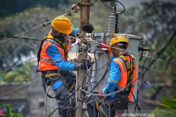 Ilustrasi pemasangan listrik oleh PLN. (Foto: Antara).
