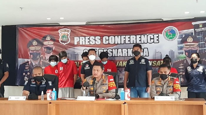 Satuan Reserse Narkoba Polres Metro Jakarta Pusat tangkap bandar narkoba untuk kalangan elite (Detik)