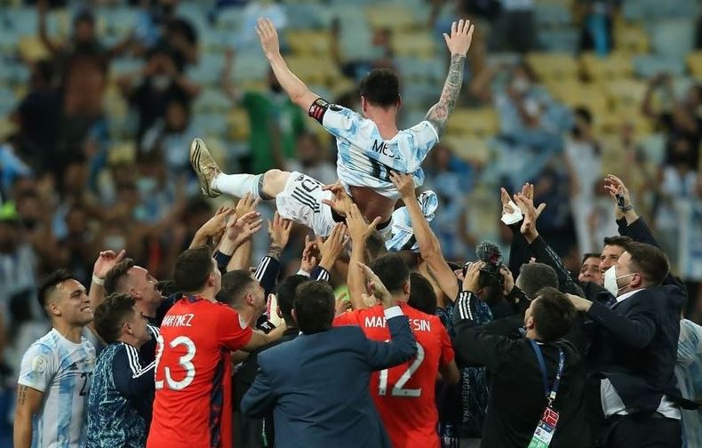 Lionel Messi dilempat ke udara setelah sukses mengantarkan Argentina juara Copa America 2021