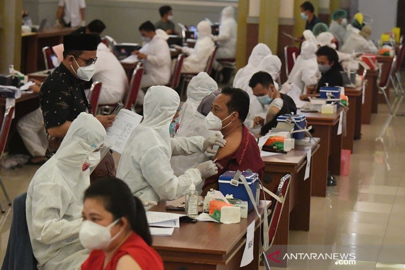 Tenaga medis menyuntikkan vaksin kepada buruh dan pekerja di Jakarta, Selasa (4/5/2021). Vaksinasi massal yang dilakukan oleh Kementerian Ketenagakerjaan tersebut diikuti oleh 1.000 pekerja dan buruh, berlangsung dalam rangka memperingati Hari Buruh 2021. (Foto: Antara).