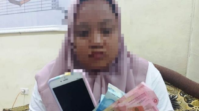 Mucikari prostitusi online di Aceh  diamankan beserta alat bukti (Antara)