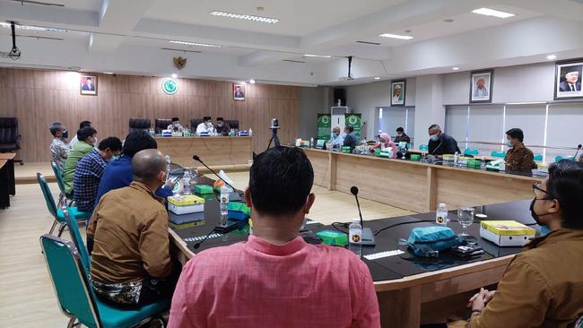 Sebanyak 14 pegawai Komisi Pemberantasan Korupsi (KPK) yang dinonaktifkan karena tak lulus tes wawasan kebangsaan (TWK). ( cnnindonesia).