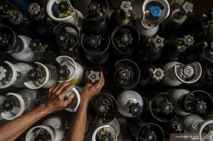 Ilustrasi: Pekerja menata tabung oksigen medis di salah satu agen isi ulang oksigen, Bandung, Jawa Barat, Kamis (24/6/2021). (Foto: Antara).