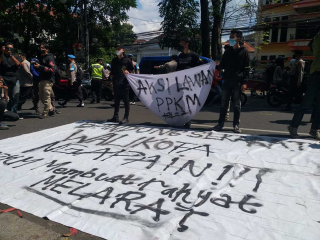 Tolak PPKM di depan Balkot Bandung (Ist)