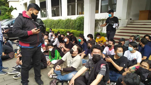 Peserta aksi diamankan polisi (Kumparan)