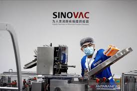 Seorang pria bekerja di fasilitas pengemasan pembuat vaksin China Sinovac Biotech, yang mengembangkan vaksin penyakit virus corona eksperimental (COVID-19), Beijing, China, (24/9/2020). (Antara).