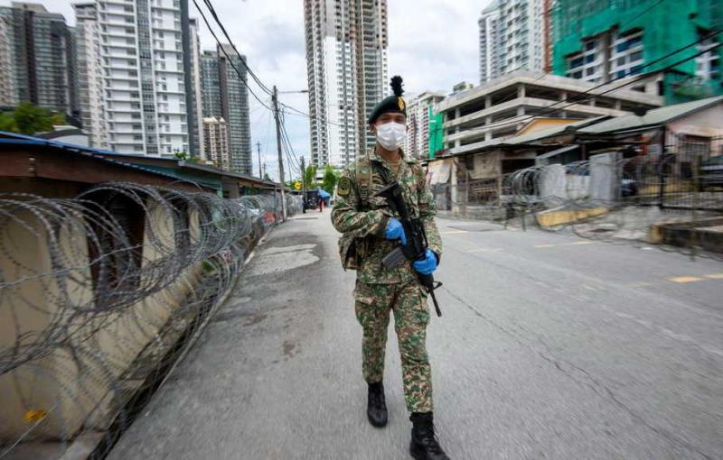 Seorang tentara berpatroli di daerah yang dikenai tindakan pengendalian gerakan yang lebih ketat untuk mengekang Covid-19 di Kuala Lumpur, Malaysia. (Foto: Xinhua)