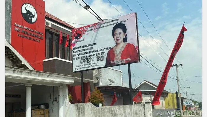 Baliho Puan di Coret dengan tulisan Open BO didepan kantor DPC Kabupaten Blitar (Detik)