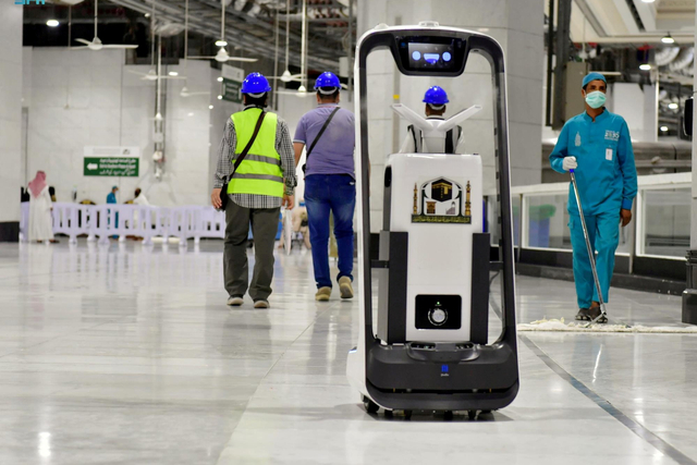 Robot berteknologi AI di Masjidil Haram (AFP)