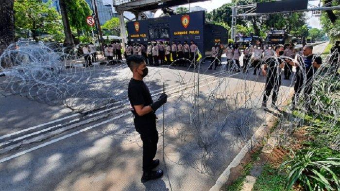 Kawat berduri dipasang di sekiar Istana Merdeka untuk antisipasi demo Jokowi End Game (Tribunnews)