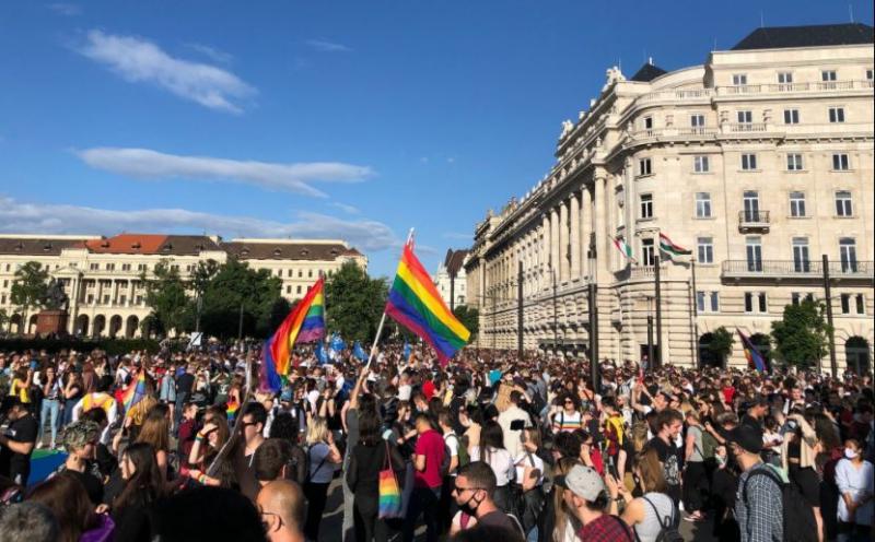 Massa menolak regulasi anti LGBT yang saat ini berlaku di Hungaria (Foto: Twitter/@Budapestpride)