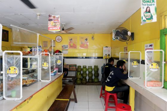 Warteg selama PPKM diperbolehkan buka dan makan ditempat selama 20 menit (Jawapost)