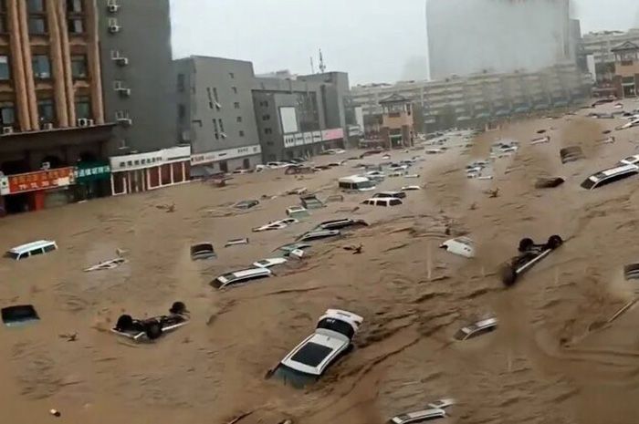 Banjir bandang di Provinsi Henan, China pada Rabu, 21 Juli 2021. /Tangkap layar Twitter @EVAQ8_news