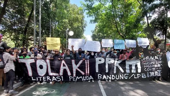 Demo Tolak PPKM di Gedung Sate (Detik)