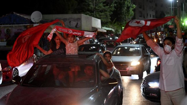 Kondisi politik Tunisia bergejolak, Presiden negara itu membekukan parlemen dan memecat Perdana Menteri akibat protes warga yang mengaggap tak becus tangani Covid-19. (AFP/FETHI BELAID)