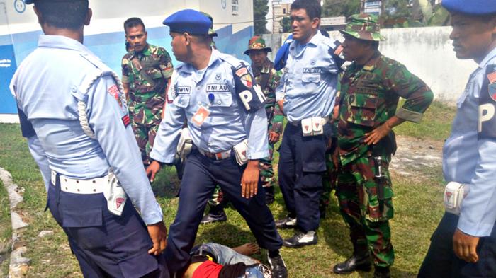 Viral video Anggota TNI AU injak kepala warga Papua (Tribun)
