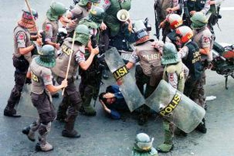 Ilustrasi Kasus Pelanggaran HAM oleh Polisi dalam Aksi Demo Mahasiswa (Kompas)