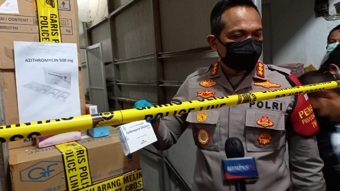 Polisi menggerebek gudang penimbun obat Azithromycin di Jakarta Barat. (dok. Humas Polres Jakarta Barat)