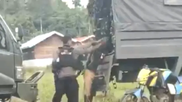 Video Anggotanya Bogem Warga Viral, Kapolres Nabire: Saya Minta Maaf. (Tangkapan Layar).