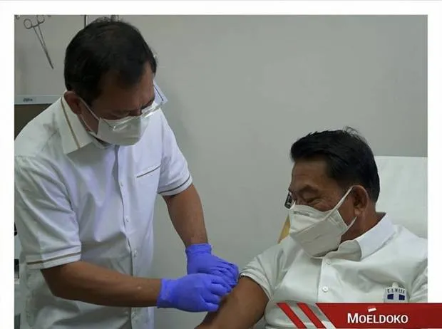 Moeldoko mengikuti terapi sel dendritik dengan dokter Terawan (Net)