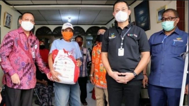 Giri mengunggah foto kedekatan Ketua KPK Firli Bahuri dengan Eks Mensos Juliari Batubara yang tengah membagikan paket bansos ke warga (Ist)