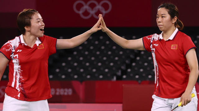 Atlet Bulu Tangkis China Chen Qingchen dan Jia Yifan (Reuters)