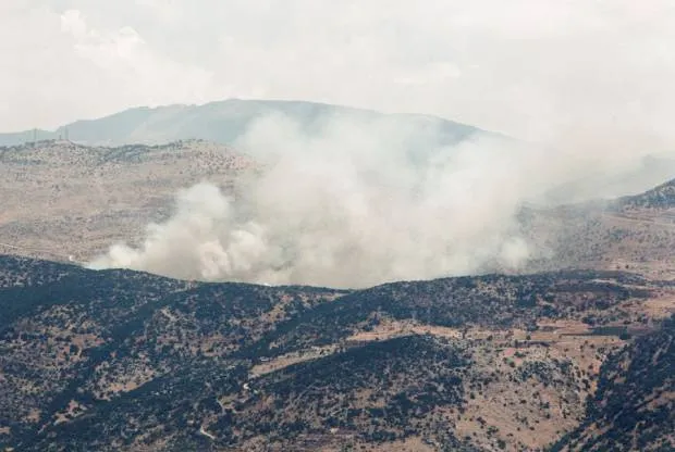 Asap membumbung dari desa Wazzani, dekat perbatasan Lebanon-Israel di Lebanon selatan, 6 Agustus 2021, akibat serangan udara Israel. (REUTERS/Aziz Taher)