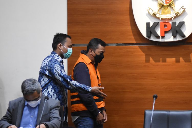 Pengusaha Paut Syakarin terbukti menyuap anggota DPRD Jambi resmi ditahan KPK (Kompas)