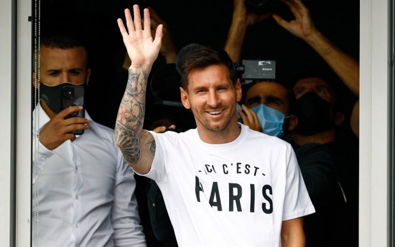 Leonel Messi saat baru tiba di Paris  (Reuters)