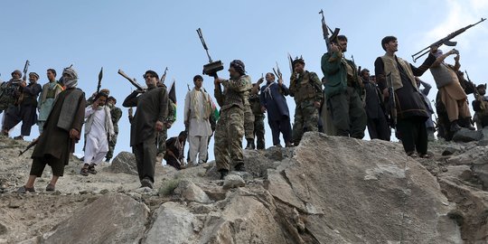 Warga Afghanistan angkat senjata untuk lawan Taliban. (REUTERS/Stringer)