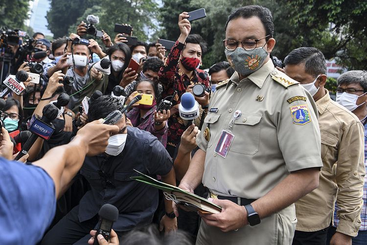 Gubernur DKI Jakarta Anies Baswedan memberikan keterangan kepada wartawan saat tiba di Mapolda Metro Jaya, Jakarta, Foto:megapolitan.kompas.