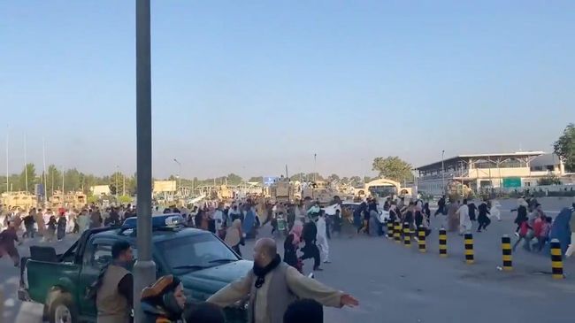 Ratusan warga yang tengah berupaya kabur menuju Bandara Kabul (REUTERS)