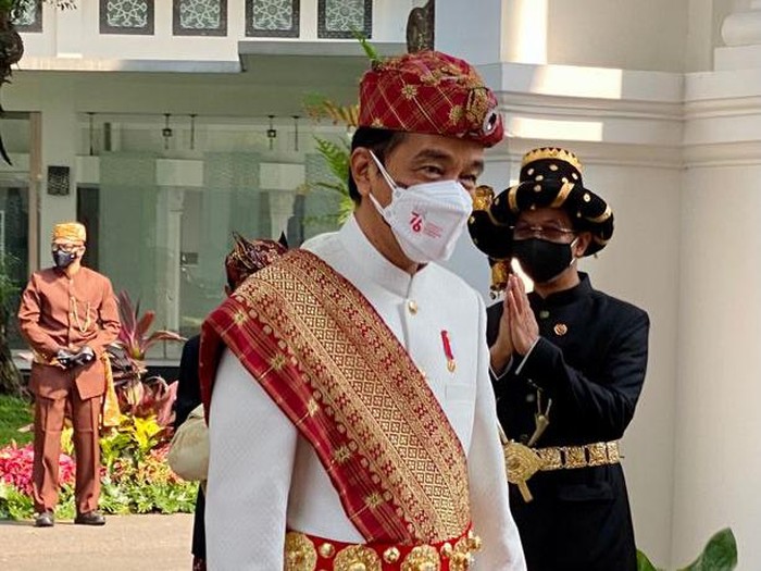 Pimpin Upacara HUT RI di Istana Negara, Jokowi Berbaju Adat Lampung. (Detik).