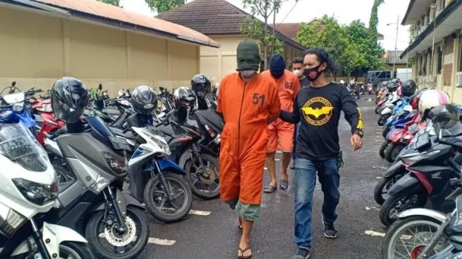 Tersangka pengelola arena perjudian di OKI digiring Anggota Subdit III Jatanras Ditreskrimum Polda Sumsel, Senin (16/8/2021). [Suara.com/Andika]