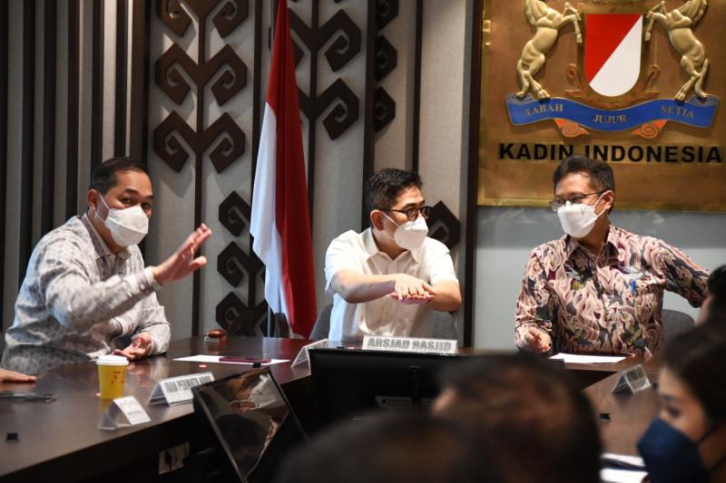 Ketua Umum Kadin  Indonesia, Arsjad Rasjid (tengah),  Menteri Perdagangan, M. Lutfi (kiri) dan Menteri Kesehatan, Budi G Sadikin (kanan). (Kadin)