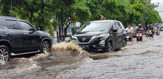 Banjir di Jalan protokol Pontianak (Net)