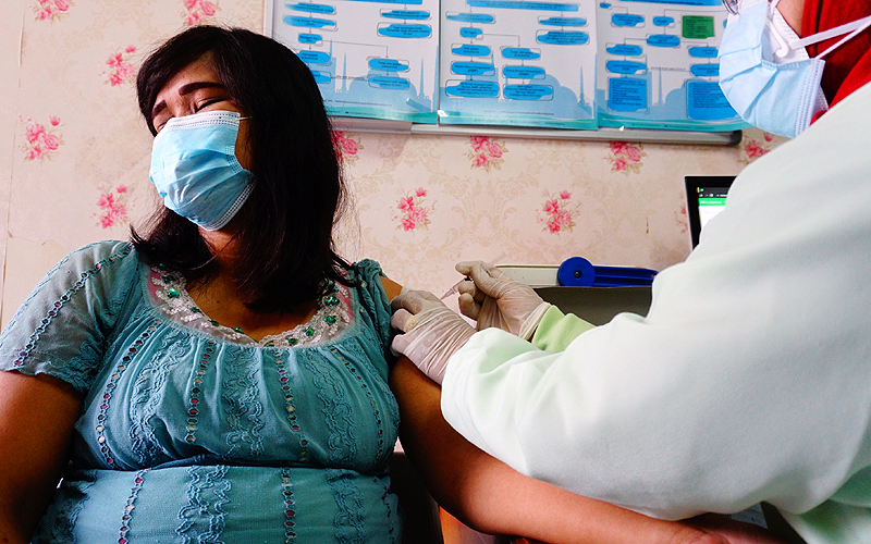 Ibu Hamil di Kota Tangerang melaksanankan Vaksin dosis pertama pada Kamis (19/8). (Robinsar Nainggolan)
