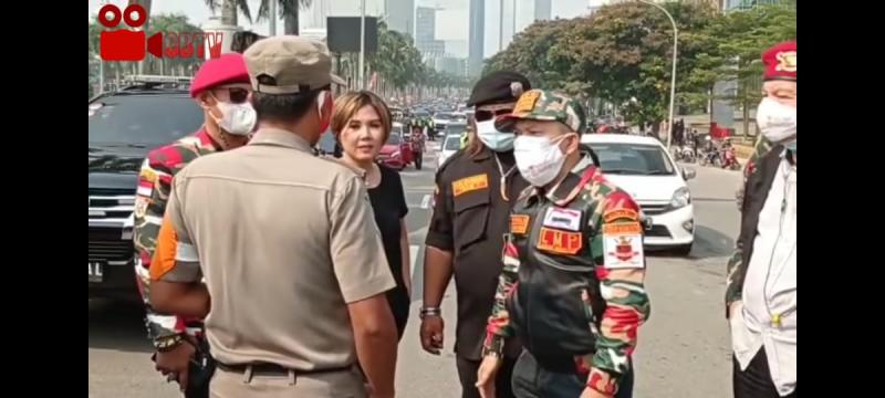 Natalia Rusli saat diinterogasi petugas Satpol PP dalam aksi kerumunan di kawasan PIK 2, Tangerang, Banten, Selasa (17/8/2021).