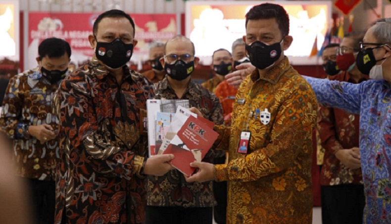 Pegawai KPK lulusan terbaik Diklat Bela Negara Budi Sokmo Wibowo bersama Ketua KPK Firli Bahuri. (Foto Humas KPK).