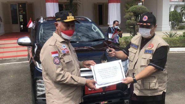 Minta Maaf, Gubernur Sumbar Serahkan Mobil Dinas Baru ke Satgas Covid. (Gelora).